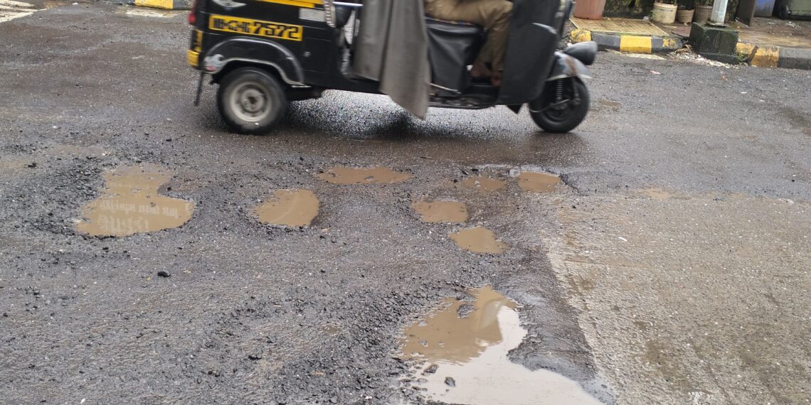 नेरूळ, जुईनगरमधील रस्त्यावरील खड्डे बुजविण्याची कॉंग्रेसची मागणी