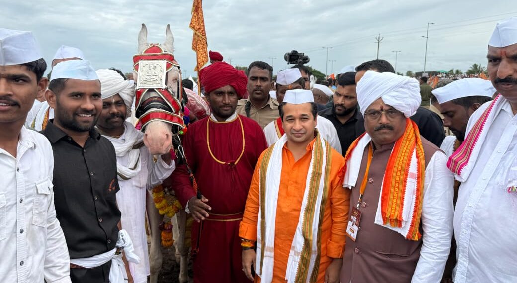 मंत्री नितेश राणे यांनी पायीवारीत घेतली चैत्यज्ञाची अनुभुती!