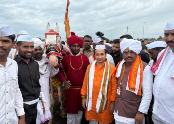 मंत्री नितेश राणे यांनी पायीवारीत घेतली चैत्यज्ञाची अनुभुती!