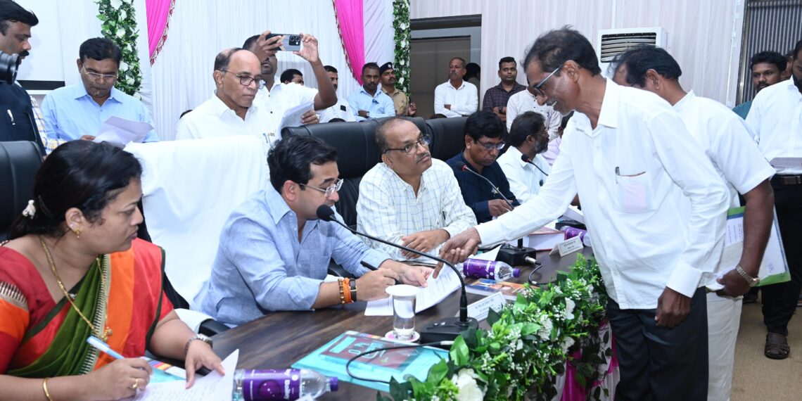 पालकमंत्री नितेश राणे यांच्या जनता दरबारातून वंचित घटकाला मिळाला न्याय