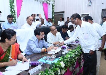 पालकमंत्री नितेश राणे यांच्या जनता दरबारातून वंचित घटकाला मिळाला न्याय