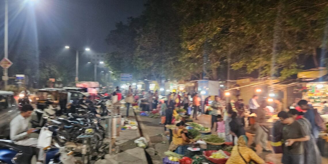 भाजपाच्या पाठपुराव्यानंतरही सानपाडा रेल्वे स्टेशनबाहेरील परिसर फेरीवाल्यांच्या विळख्यात