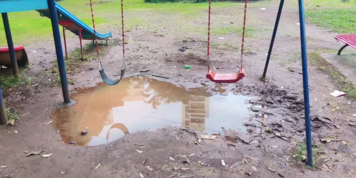 राजमाता जिजाऊ उद्यानातील झोपाळ्याखालील खड्डे बुजविण्याची राष्ट्रवादीची मागणी