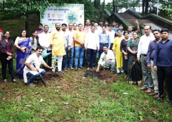 बेलापूर सेक्टर  8 धारण तलाव परिसरात देशी वृक्षरोपांच्या लागवडीतून जैवविविधतेचा विकास