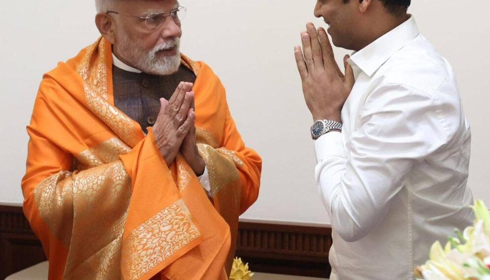 पंतप्रधानांनी दुसऱ्यांदा ‘ काय भाऊ’  म्हणून संबोधताच खासदार डॉक्टर श्रीकांत शिंदे सुखावले…!