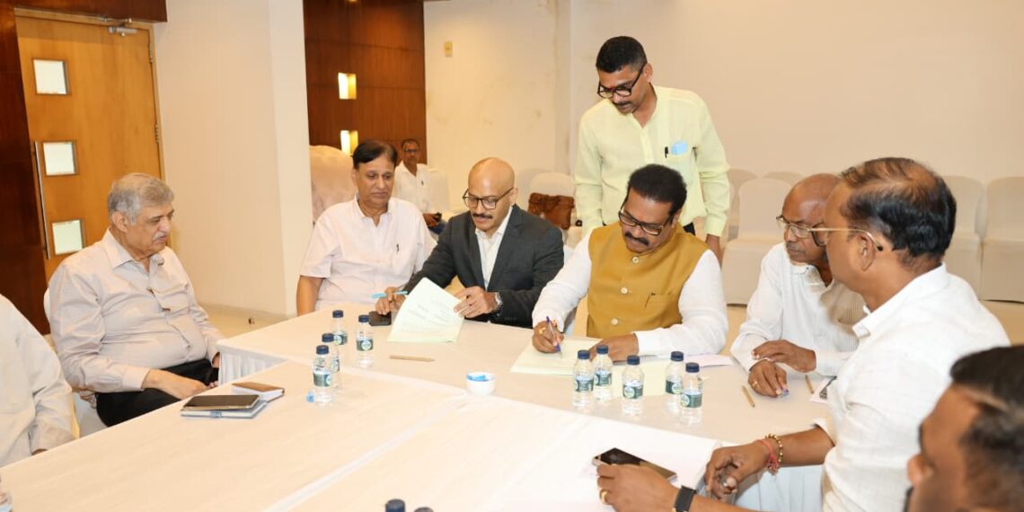 कामगार नेते महेंद्रशेठ घरत यांच्यामुळे ‘शेरॉन’च्या कामगारांना अकरा हजार रुपयांची पगारवाढ !