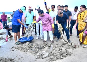 मंत्री नितेश राणे यांच्या उपस्थितीत वर्सोवा वेसावे समुद्र किनाऱ्यावर स्वच्छता अभियान