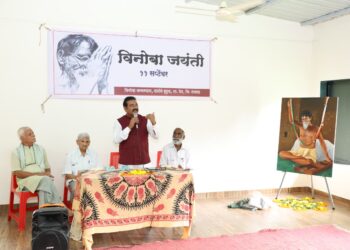 काँग्रेसचे रायगड जिल्हाध्यक्ष महेंद्रशेठ घरत यांचे विनोबा भावे यांना अभिवादन!