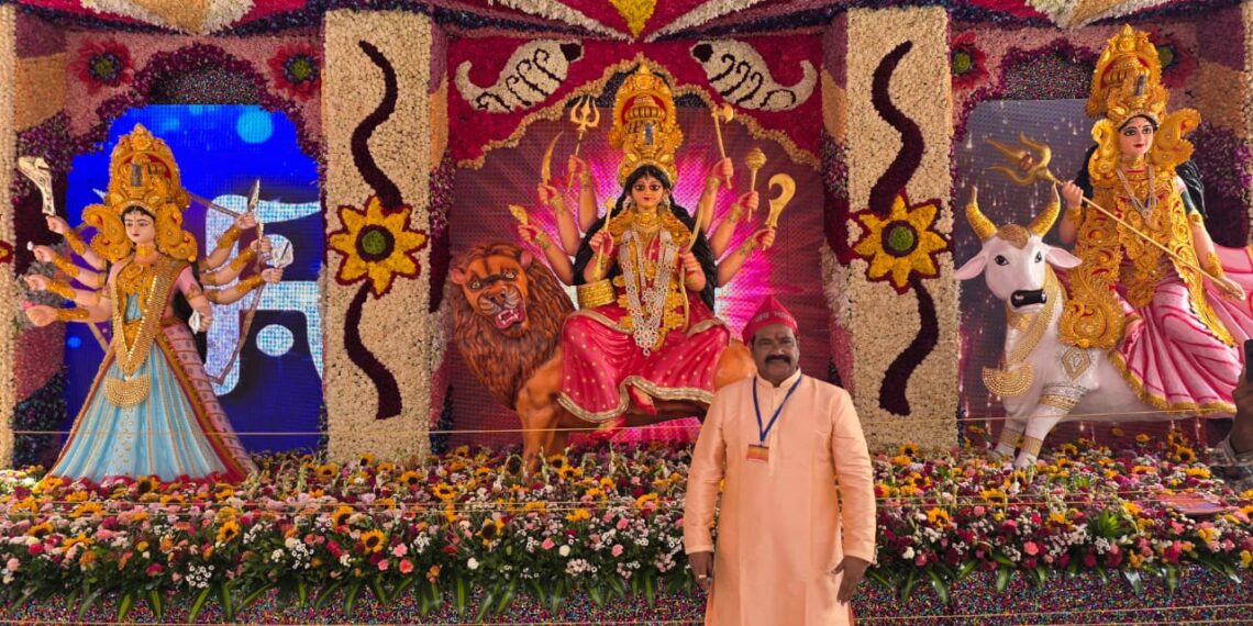 शारदीय नवरात्रोत्सवात महेंद्रशेठ घरत यांनी घेतले पहिल्याच दिवशी वैष्णोदेवीचे दर्शन!