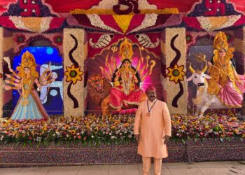 शारदीय नवरात्रोत्सवात महेंद्रशेठ घरत यांनी घेतले पहिल्याच दिवशी वैष्णोदेवीचे दर्शन!