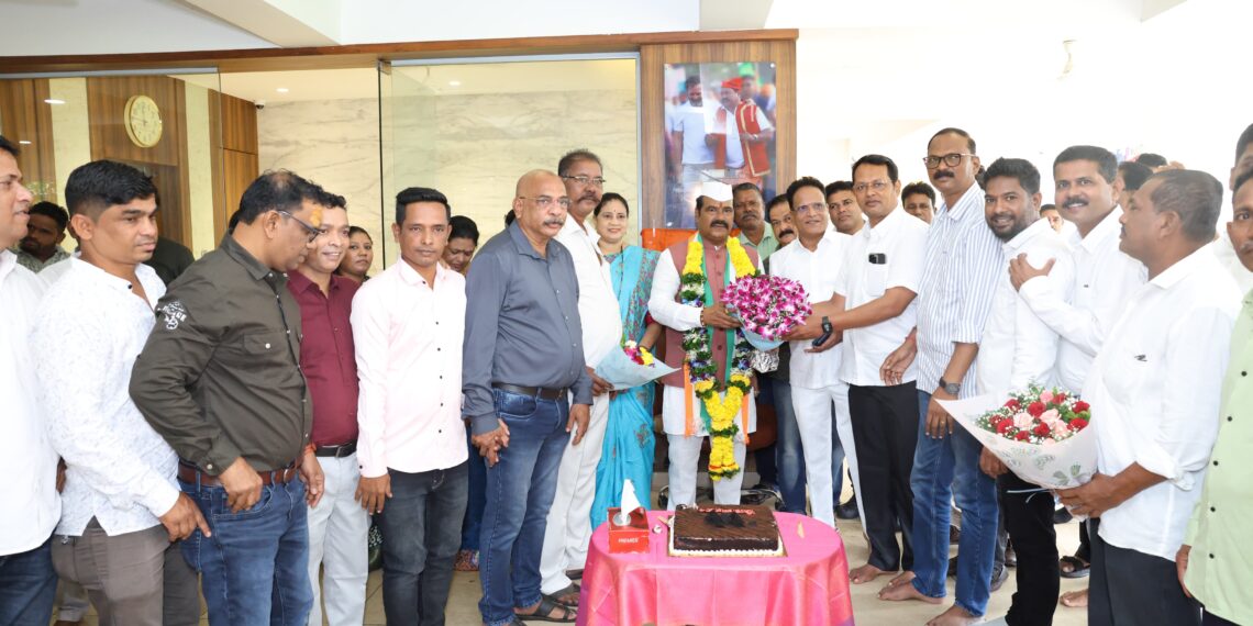 ‘सुखकर्ता’वर कॉंग्रेस कार्यकर्त्यांचा जल्लोष!