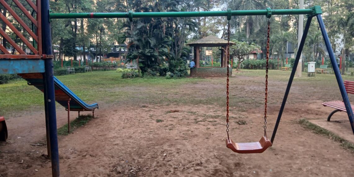 नेरूळ सेक्टर सहामधील उद्यानातील तुटलेले झोक्यांमुळे रहिवाशी संतप्त