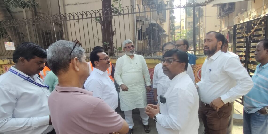 बेकरीच्या जीवघेण्या धुरापासून मुक्तता करण्याचे सानपाडावासियांचे रविंद्र सावंत यांना साकडे