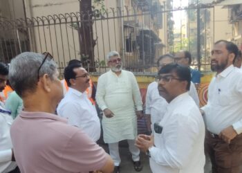 बेकरीच्या जीवघेण्या धुरापासून मुक्तता करण्याचे सानपाडावासियांचे रविंद्र सावंत यांना साकडे