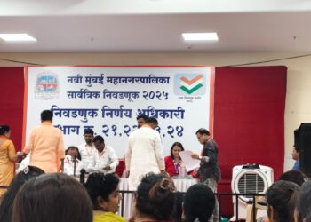 शिवसेनेचे शिंदे गटाचे उमेदवार महादेव पवार यांचा लोकवर्गणीतून उमेदवारी अर्ज दाखल