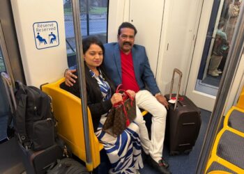 महेंद्रशेठ सपत्नीक निघाले सातव्या खंडाच्या पर्यटनाला!