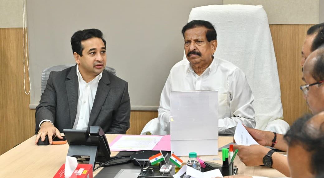 वन विभागाच्या अखत्यारीतील मत्स्य तलाव हे मत्स्यव्यवसाय विभागाकडे वर्ग करण्याची मंत्री नितेश राणे यांची वनमंत्र्यांकडे मागणी