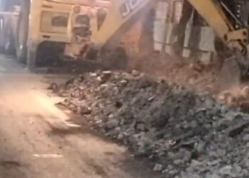 महावितरणने खोदकाम केलेल्या रस्त्यावर डांबरीकरण करण्याची मागणी