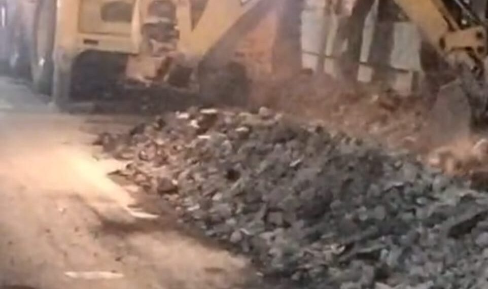 महावितरणने खोदकाम केलेल्या रस्त्यावर डांबरीकरण करण्याची मागणी