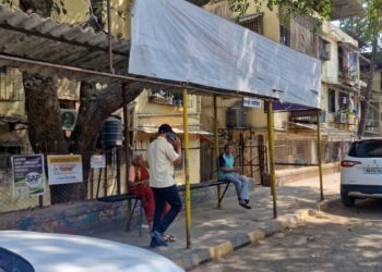 सारसोळे कोळीवाडा बसथांब्याचे नुतनीकरण करण्याची युवा सेनेची मागणी