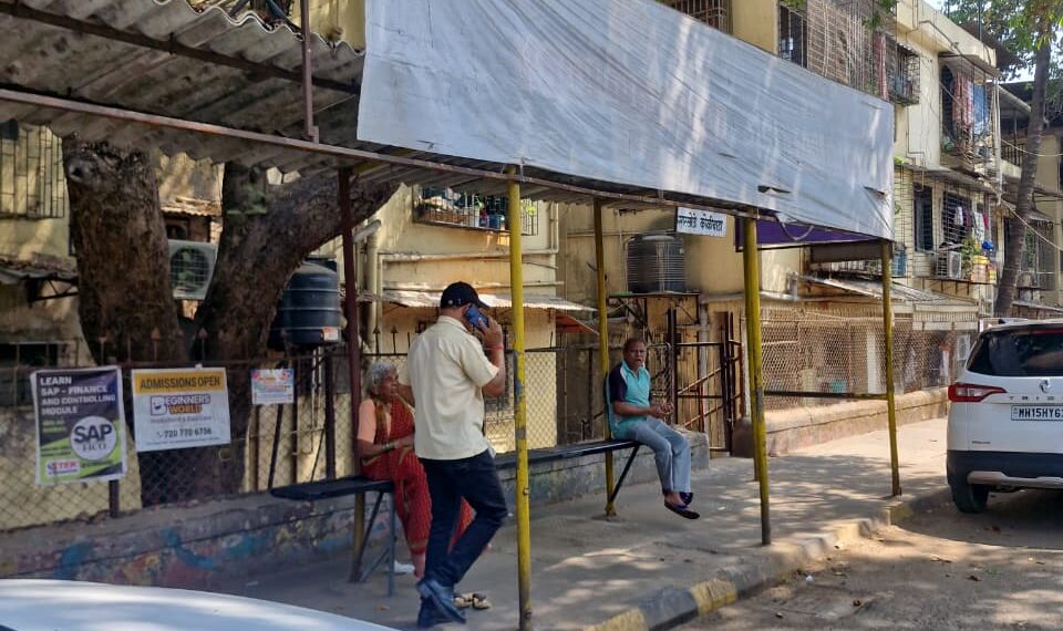 सारसोळे कोळीवाडा बसथांब्याचे नुतनीकरण करण्याची युवा सेनेची मागणी