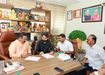 ओल्ड मर्स्क कंपनीतील कामगारांना १८ हजार रुपयांची  पगारवाढ