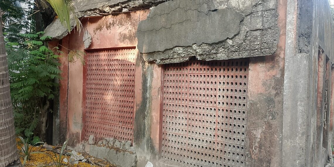 विद्युत उपकेंद्राच्या इमारतीच्या दुरुस्तीची मागणी