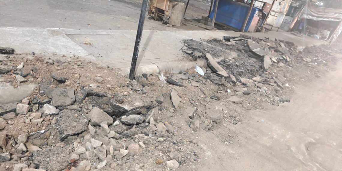 महावितरणने रस्त्यावर खोदकाम केलेल्या ठिकाणी डांबरीकरण करण्याची युवा सेनेची मागणी