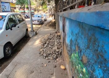 नेरूळ सेक्टर सहामधील पदपथावर असलेले मातीचे ढिगारे आता तरी हटवा: संदीप खांडगेपाटील