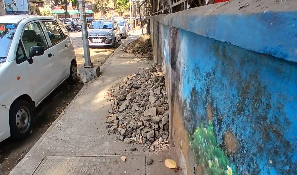 नेरूळ सेक्टर सहामधील पदपथावर असलेले मातीचे ढिगारे आता तरी हटवा: संदीप खांडगेपाटील