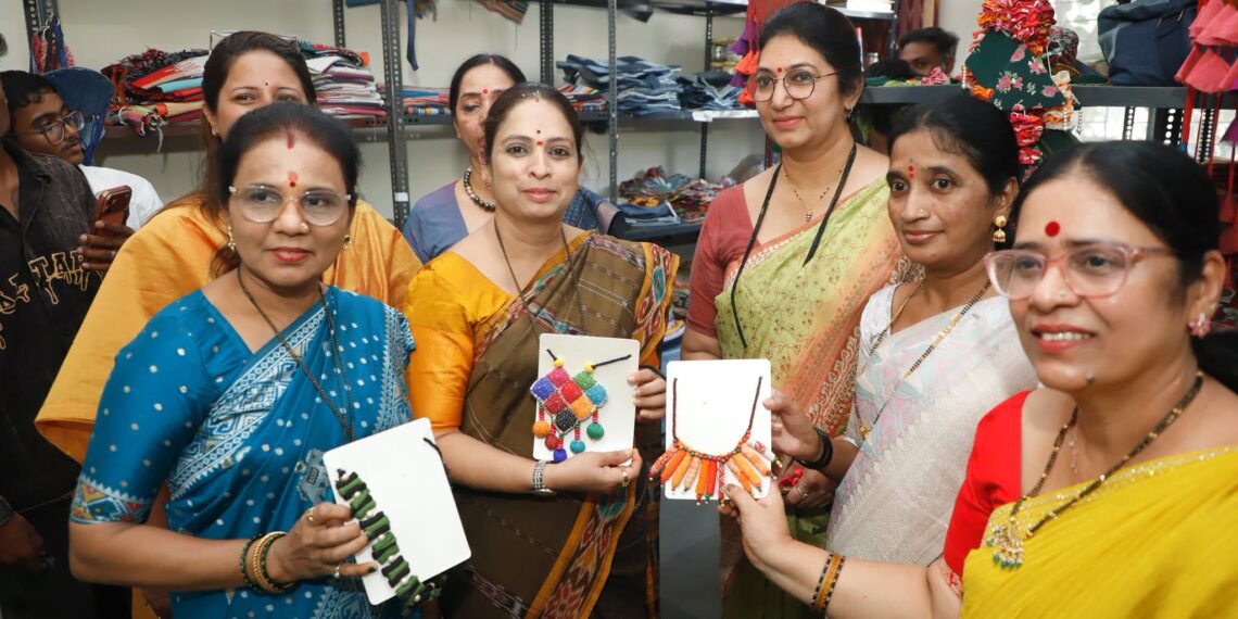 वस्त्र पुनर्प्रक्रिया बहुउपयोगी अशा पर्यावरणशील प्रकल्पाची महापौर सुजाता पाटील यांनी केली प्रशंसा