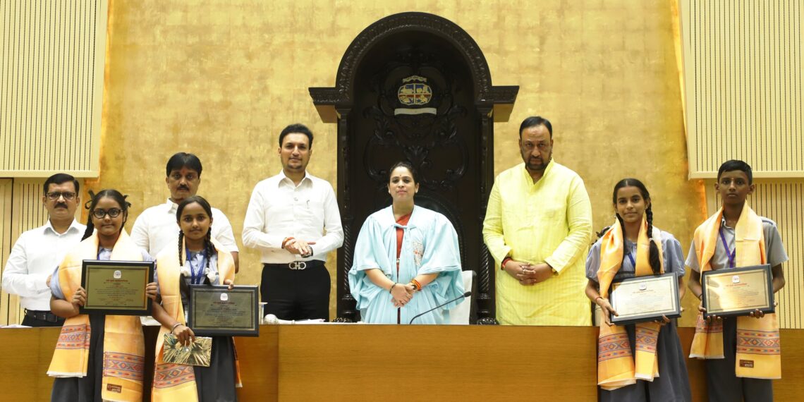 महापालिका सर्वसाधारण सभेत गुणवंत विद्यार्थ्यांचा सत्कार