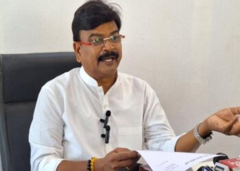 प्रकल्पग्रस्तांना पुनर्वसन प्रकल्पामध्ये मोफत घरे देण्याची शिवसेनेची मागणी