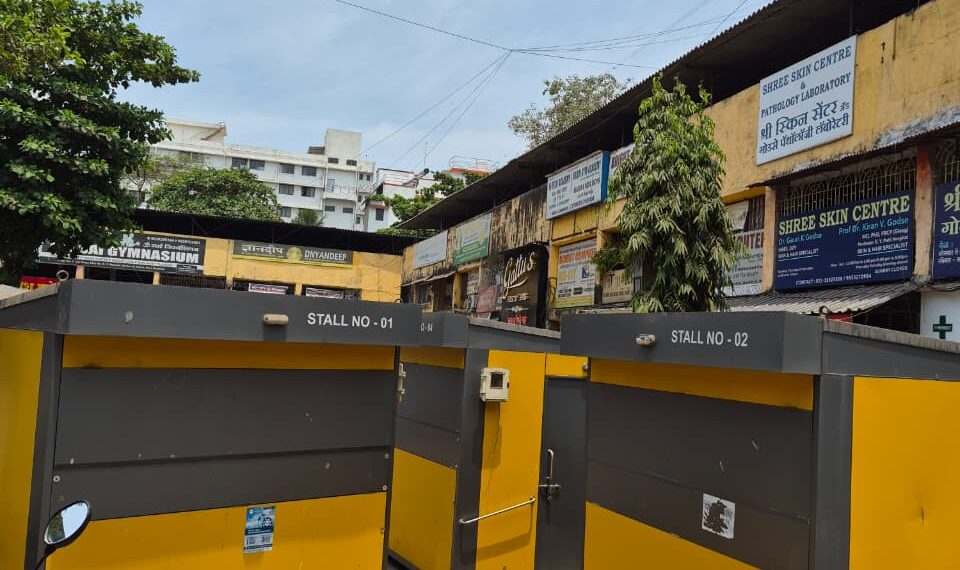 एल मार्केट परिसरातील दिव्यांग व्यक्तिंचे स्टॉल हटवून तिथे स्वच्छता करण्याची युवा सेनेची मागणी