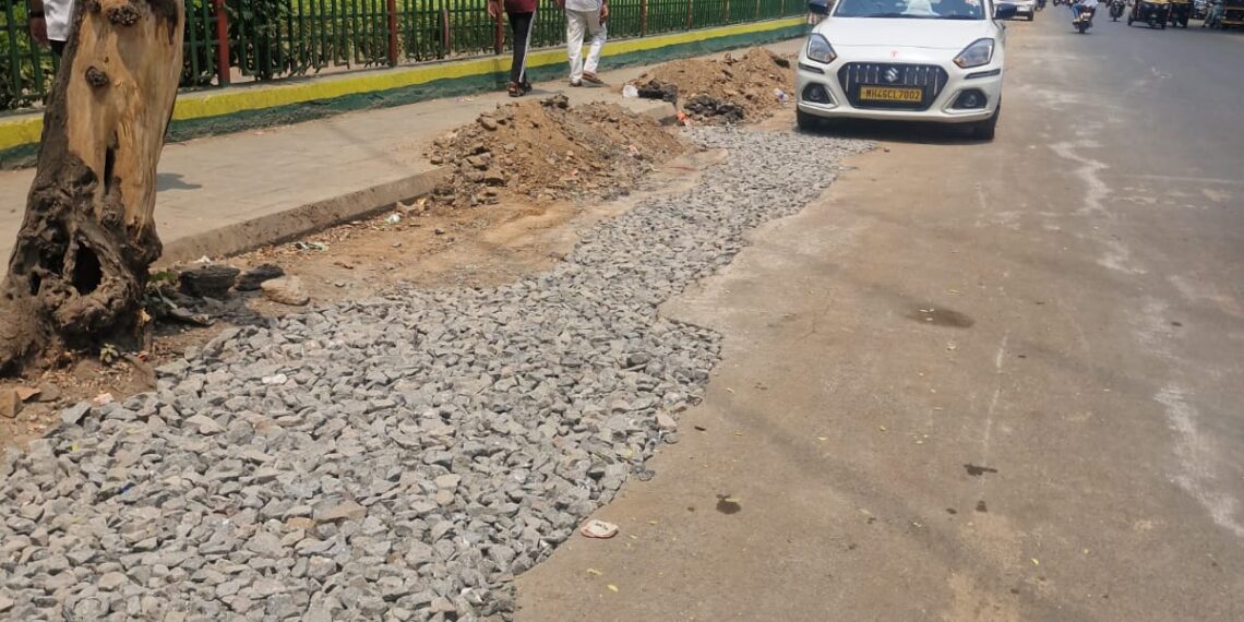 नेरूळ सेक्टर आठमध्ये खडीकरणाच्या जागेवर डांबरीकरण करण्याची युवा सेनेची मागणी