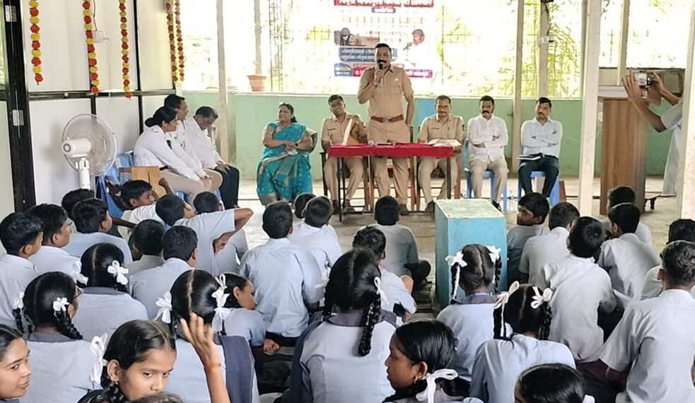 दिवाळे गावातील विद्यार्थ्यांना रस्ता सुरक्षा, व्यसनमुक्ती आणि मुलींच्या संरक्षणाचे धडे