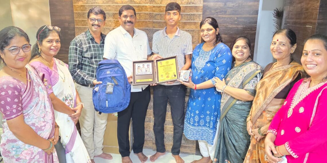 भाजपतर्फे दहावी-बारावीतील गुणवंतांचा नेरूळमध्ये घरोघरी जावून सत्कार