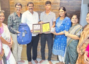 भाजपतर्फे दहावी-बारावीतील गुणवंतांचा नेरूळमध्ये घरोघरी जावून सत्कार