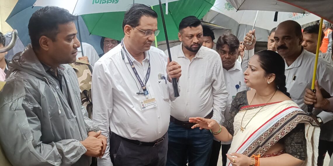 मुसळधार पावसातही महापौर सुजाताताई पाटील नवी मुंबईकरांच्या सेवेसाठी ‘ऑन दि स्पॉट’ हजर