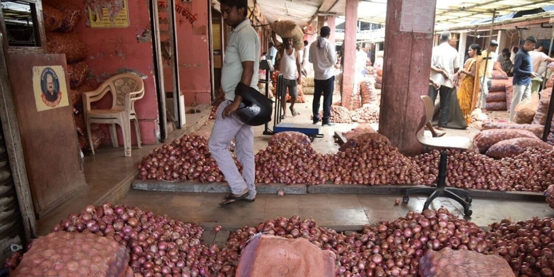 कांदा महिलांना रडवणार? शंभरीच्या उंबरठ्यावर भाव!