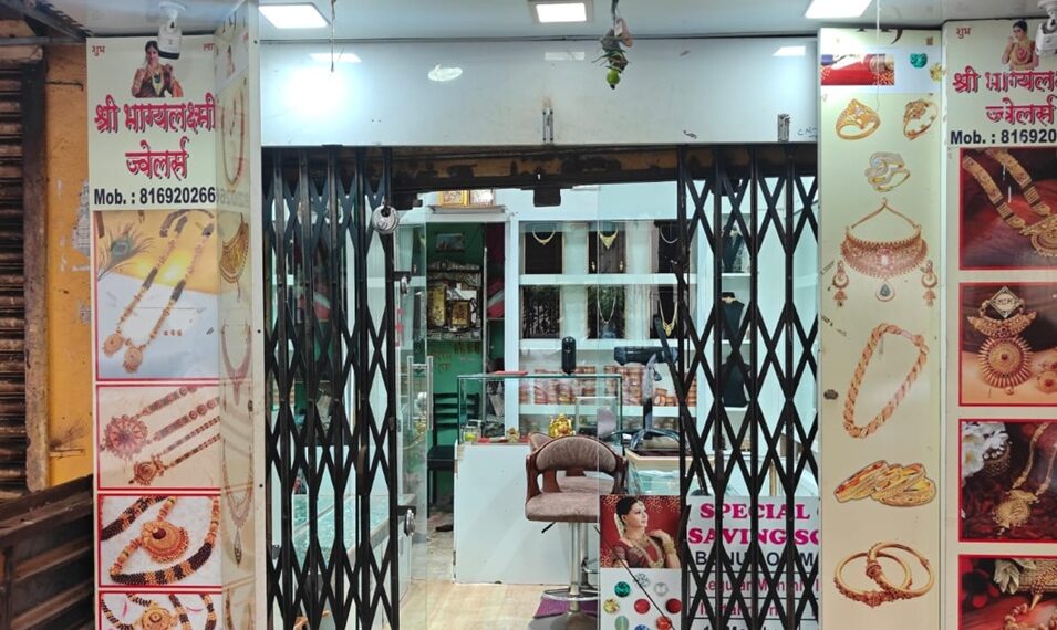 नेरूळमध्ये पहाटे ज्वेलर्सच्या दुकानावर दरोडा; दोन किलो चांदी लंपास