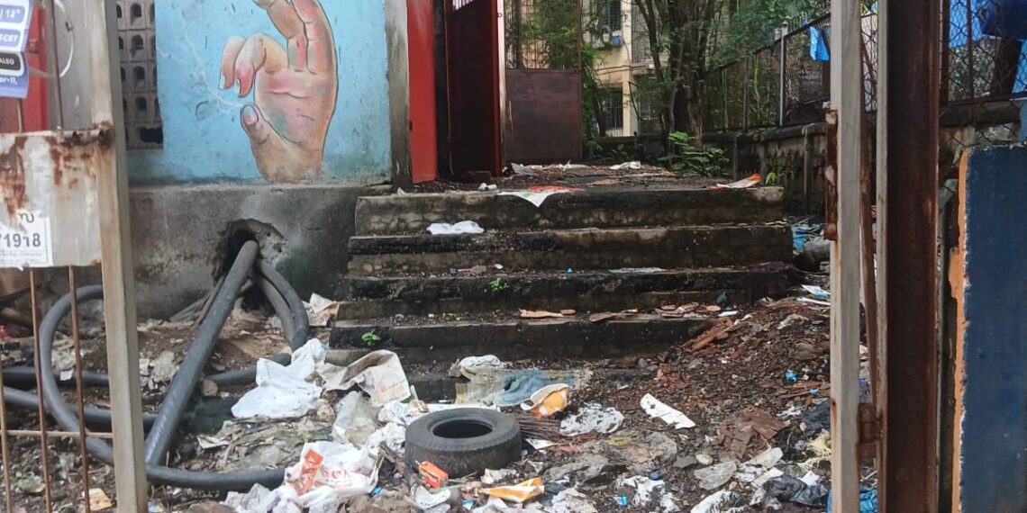 महावितरणच्या उपकेंद्रातच बकालपणा; नशेड्यांचा वावर, उघडी दारे अन् कचऱ्याचे साम्राज्य