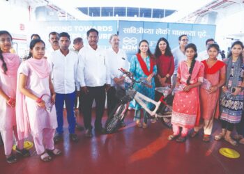 आशेच्या चाकांपासून उद्दिष्टपूर्तीपर्यंत : शिक्षण आणि महिला सक्षमीकरणाच्या माध्यमातून चित्रलेखा पाटील यांची तळागाळातील परिवर्तनाची वाटचाल