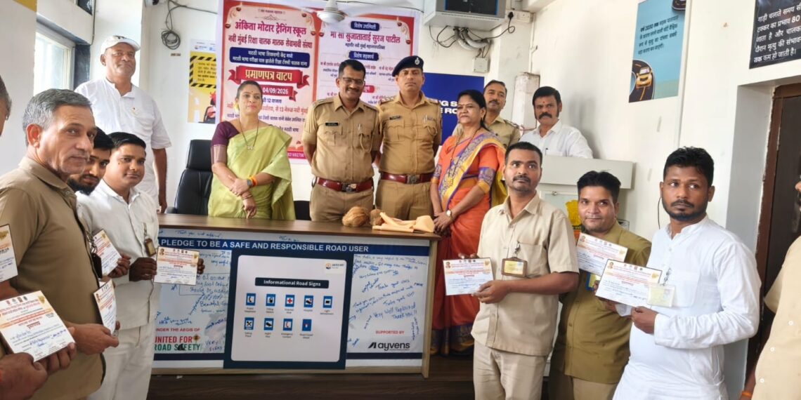 महापौर सुजाताताई पाटील यांच्या हस्ते रिक्षा-टॅक्सी चालकांच्या हाती मराठीचे प्रमाणपत्र