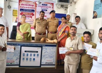 महापौर सुजाताताई पाटील यांच्या हस्ते रिक्षा-टॅक्सी चालकांच्या हाती मराठीचे प्रमाणपत्र