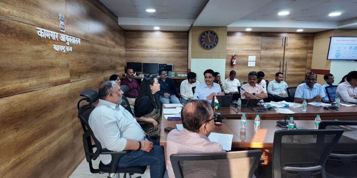 बांधकाम कामगारांची नोंदणी, नूतनीकरण प्रक्रिया गतिमान करून प्रलंबित अर्ज निकाली काढा :    कामगार मंत्री ॲड. आकाश फुंडकर