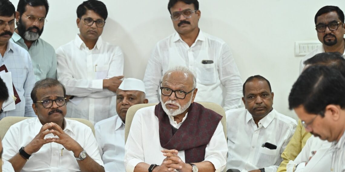 मंत्री छगन भुजबळ यांच्याकडून येवला मतदारसंघातील दुष्काळासह विविध विकास कामांचा आढावा