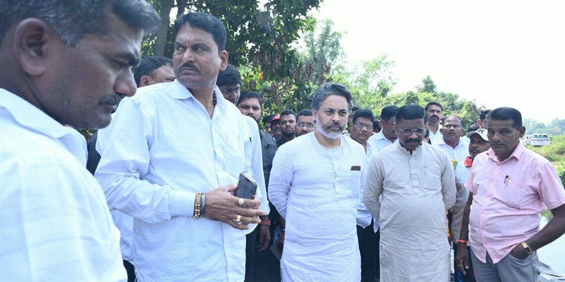 दुष्काळाच्या पार्श्वभूमीवर आमदार निलेश राणेंची पडवेतील थोरल्या बंधाऱ्याची पाहणी !
